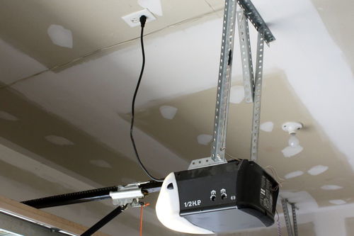 电视天线为何需垂直于地面？