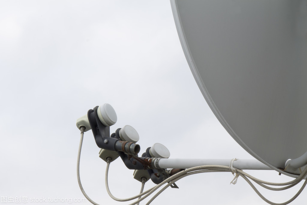 白色卫星天线 技术创新与实用美学